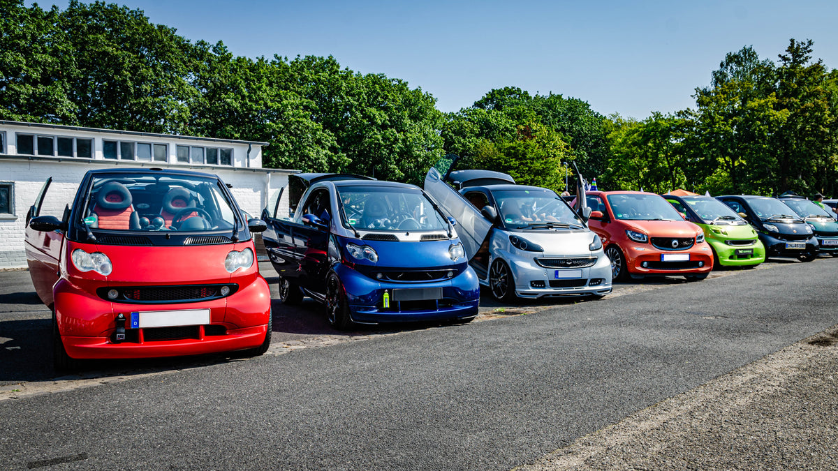 Mehrere Smart-Modelle bei einem Fahrzeugtreffen